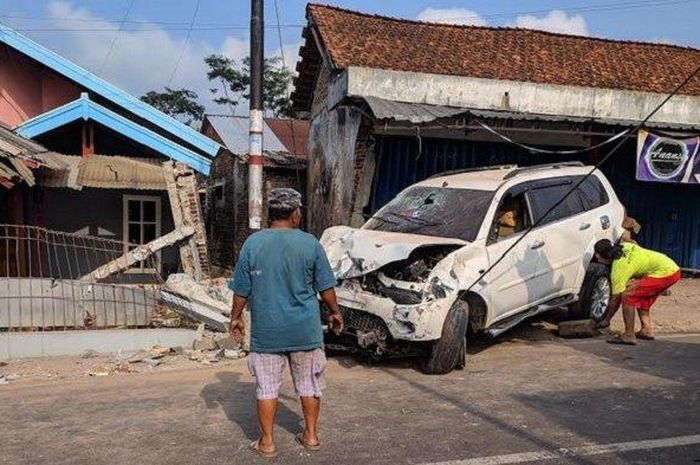 Mitsubishi Pajero Sport hancur usai menerjang tiga gerobak dan tembok rumah di jalan Baturraden, Jateng