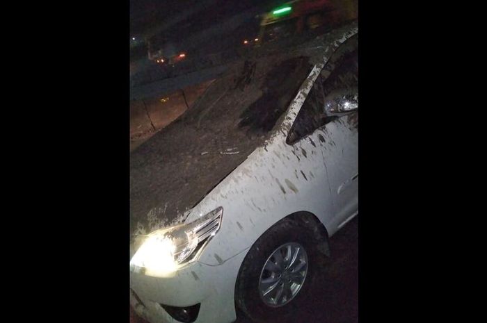 Toyota Kijang Innova tertimpa ceceran semen cor di tol Jakarta-Cikampek Km 38, Karawang, Jabar