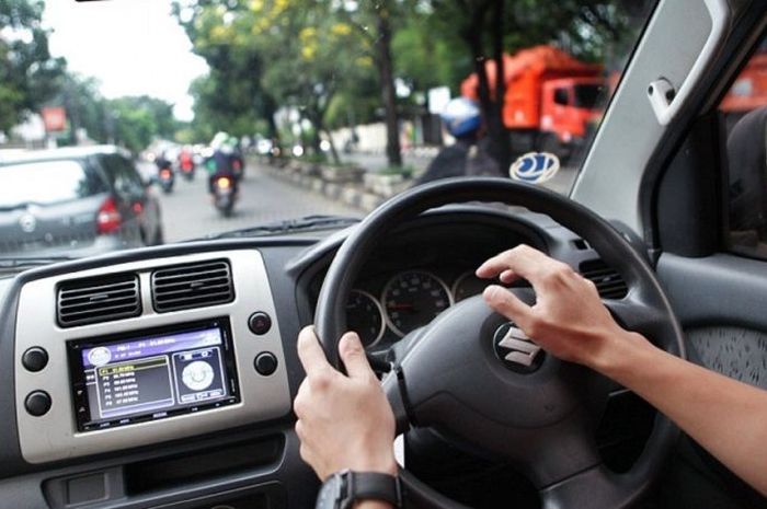 Ilustrasi mengemudi di jalan raya