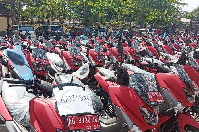 Ratusan unit Yamaha Nmax warna merah nampak terparkir rapi di halaman Pemkab Sukoharjo, Kamis (26/9/2019). 