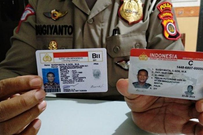 Kasi SIM Ditalantas Polda DIY, Kompol Sugiyanto menunjukkan perbedaan SIM lama dan Smart SIM, Rabu (25/9/2019).&nbsp;  