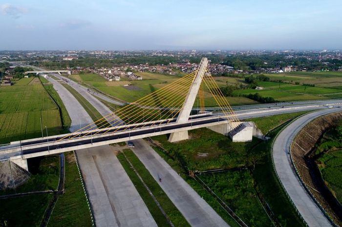 Jembatan Klodran di ruas Tol Solo-Kertosono