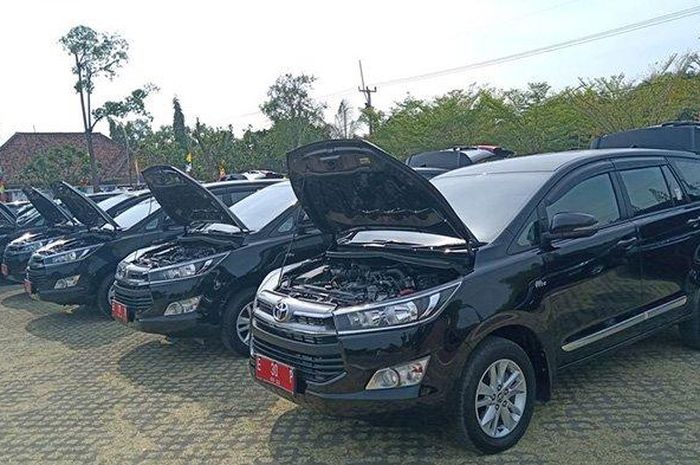 Deretan Toyota Kijang Innova pelat merah di alun-alun Indramayu untuk ikuti kontes mobil jabatan