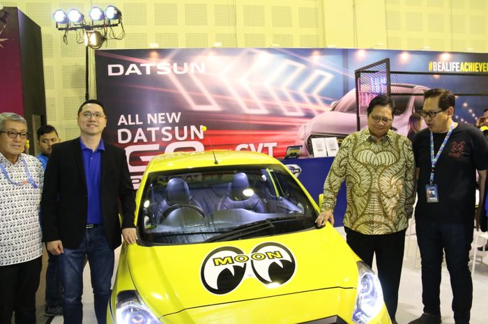Menteri Perindustrian Airlangga Hartarto (batik) saat berfoto bersama dengan salah satu peserta Indonesia Modification Expo (IMX) 2019 di Jakarta,