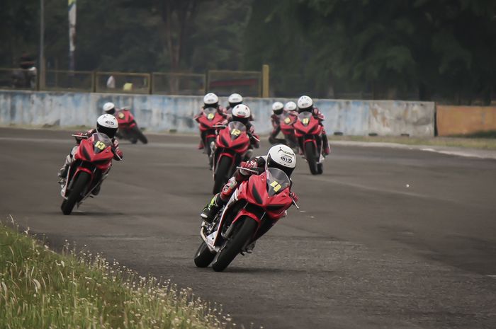 Banyak siswa Astra Honda Racing School (AHRS) yang baru pertama kali mencoba balapan di sirkuit Sentul, Jabar. 