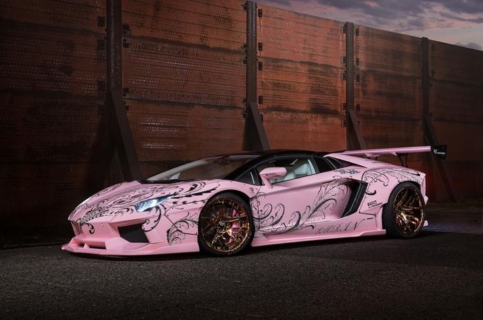Modifikasi Lamborghini Aventador pakai kelir pink