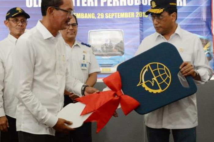 Menteri Perhubungan Budi Karya Sumadi memberikan bantuan 10 unit bus ke Pemkot Palembang