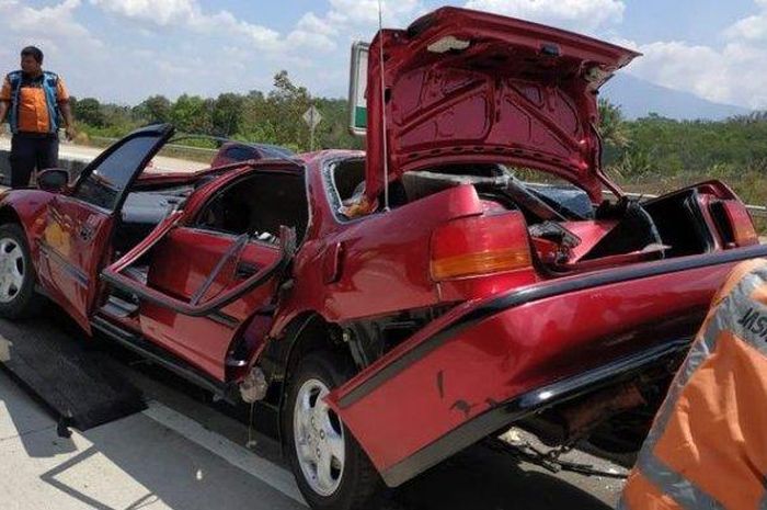 Honda Accord Maestro terjang median jalan di rua tol Bawen-Solotigo