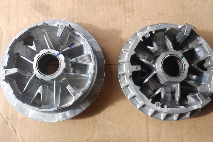 Pulley Yamaha Aerox (kiri) dan Honda (kanan)
