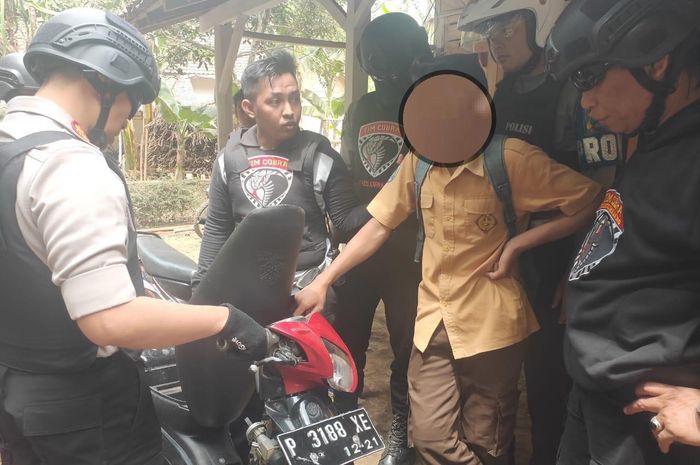 Tim Cobra menghentikan seorang pelajar menggunakan kendaraan bodong