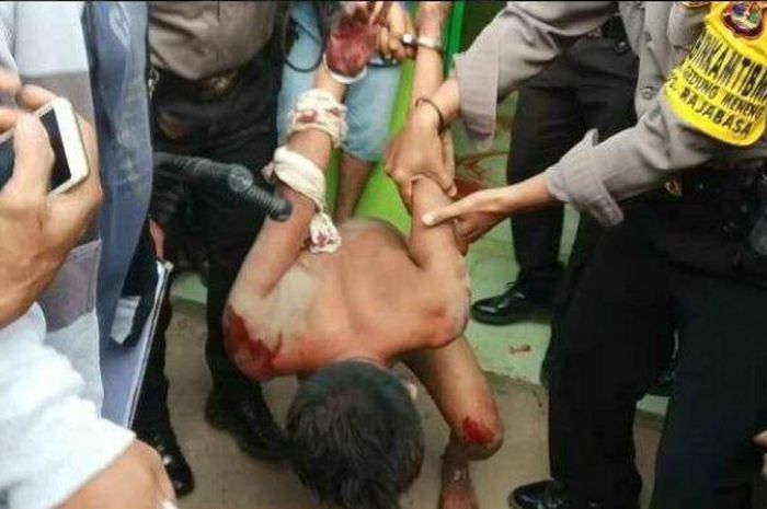 Pelaku curanmor di Rajabasa, Bandar Lampung, babak belur diamuk massa, Selasa, 1 Oktober 2019, sekitar pukul 07.00 WIB. 