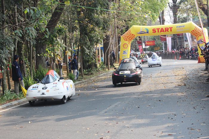 Suasana lomba Kontes Mobil Hemat Energi