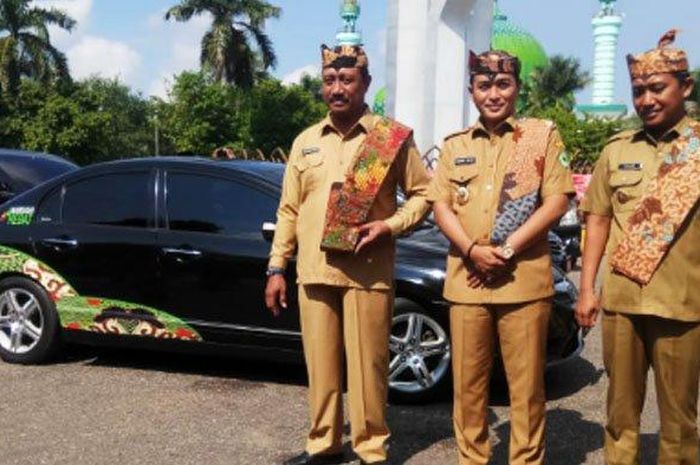 Badrut Tamam, Bupati Pamekasan saat memperkenalkan mobil dinas yang dibranding dengan tema batik Pamekasan