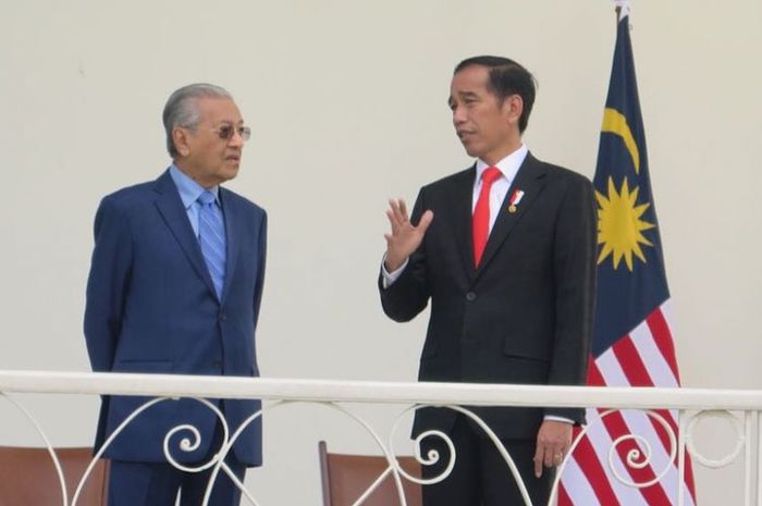 Perdana Menteri Malaysia, Mahathir Mohammad (kiri) bersama Presiden RI Joko Widodo