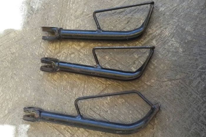 Standar samping BeAT Karbu (bawah) dan standar samping BeAT Fi dan Vario (atas)