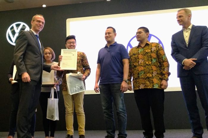 Setelah dua bulan, Volkswagen Tiguan Allspace diserahkan kepada lima pembeli pertamanya.