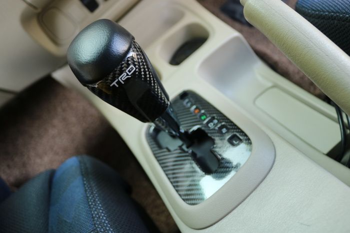 Shiftknob dan panel transmisi juga berlapis karbon