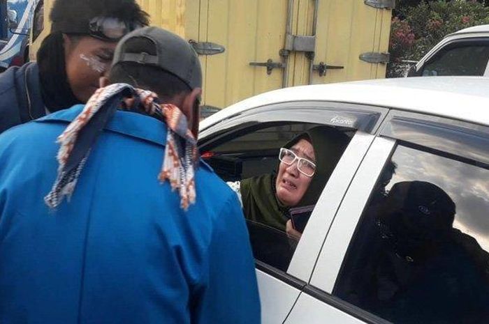 Tangis Fitri pecah di tengah massa demo mengundang tepuk tangan 