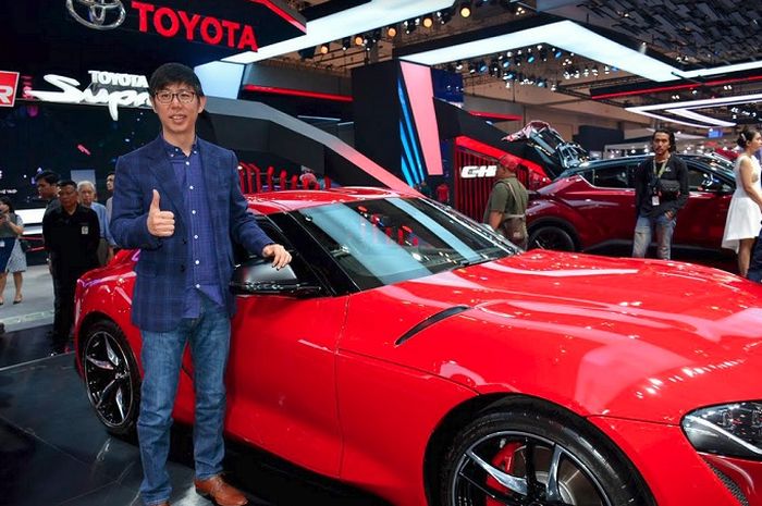 Marketing Director PT Toyota Astra Motor, Anton Jimmi Suwandy , mejeng disamping sportcar Toyota GR Supra.