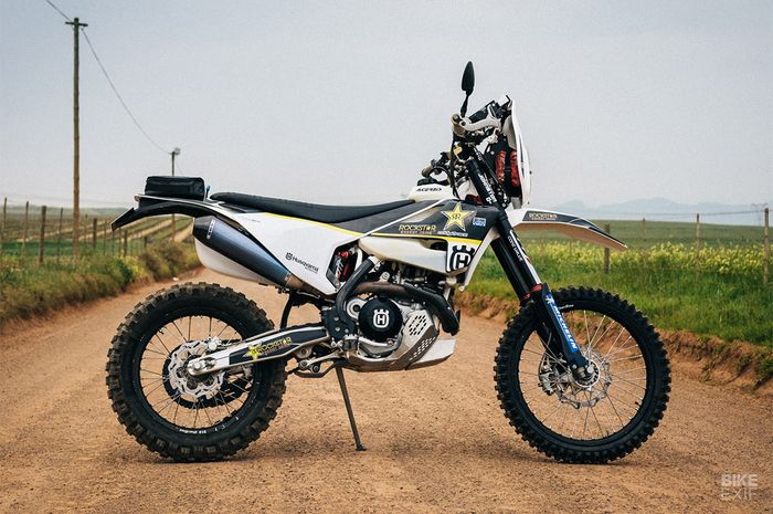 Husqvarna FE 501 bergaya motor balap rally