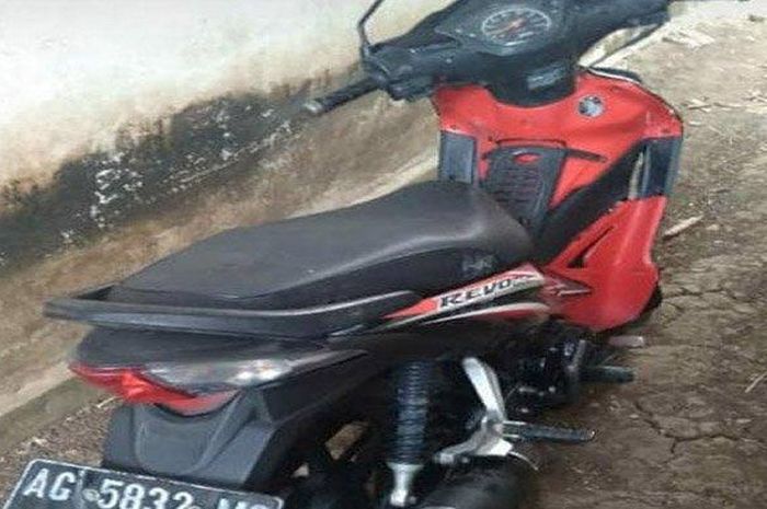 Honda Revo yang diduga milik pencuri gabah, diserahkan warga ke polisi