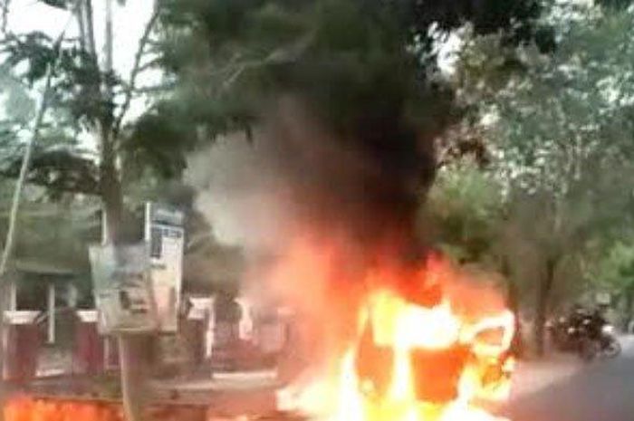 Toyota Avanza terbakar di Jalan Desa Suruhan Lor, Kecamatan Bandung, Tulungagug, Kamis (3/10/2019).