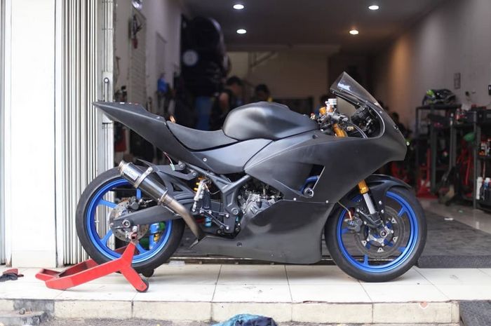 Pelek RCB aluminium forged terpasang di Yamaha R25