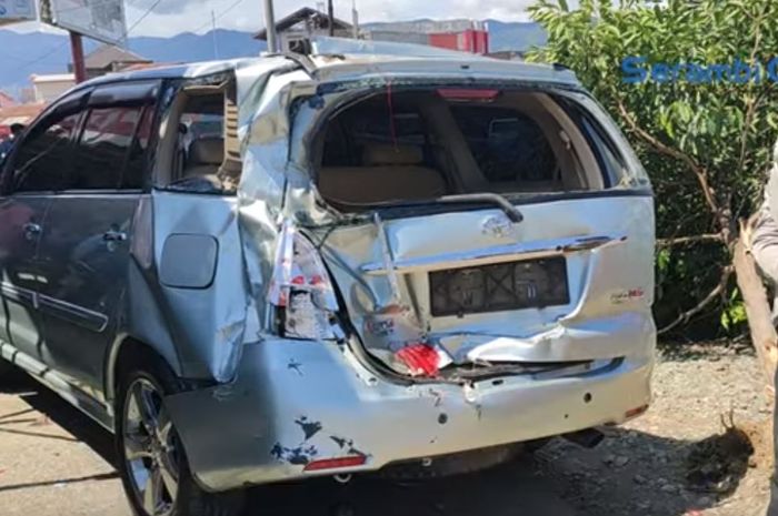 Toyota Kijang Innova kena seruduk dump truk beserta tiga mobil lain di Aceh Besar