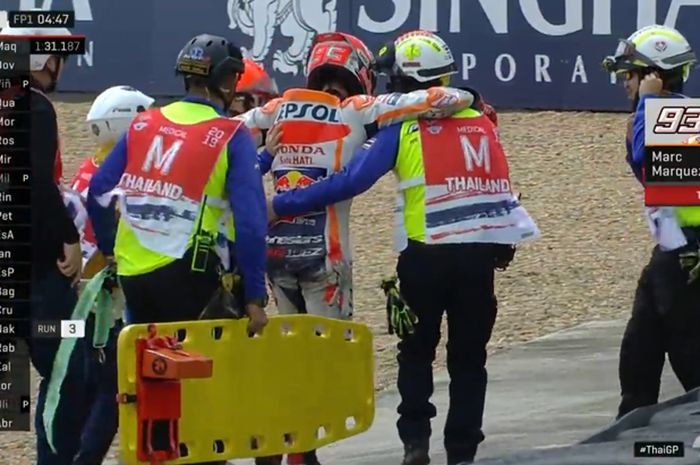 Marc Marquez dibopong dua orang tim medis setelah insiden crash di tikungan 7 saat FP1 MotoGP Thailand 2019