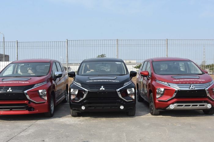 Tiga unit Mitsubishi Xpander yang disumbangkan ke tiga SMK di kabupaten Bekasi, Jabar
