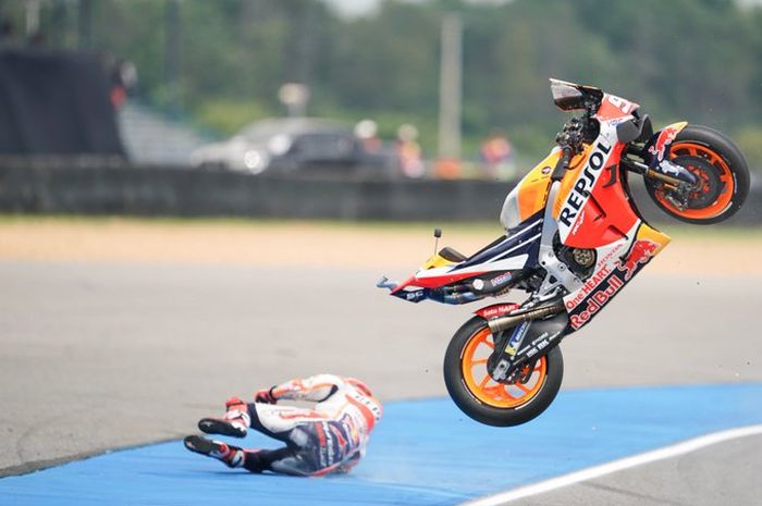 Marc Marquez highside terlempar dari motornya di sesi FP1 MotoGP Thailand 2019 (4/10)
