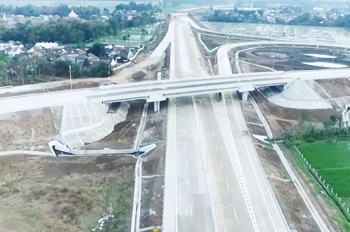 Jalan Tol Pandaan-Malang Seksi 4 (Pakis 1-Pakis 2) ditargetkan dapat beroperasi pada bulan ini. Diharapkan mampu memangkas waktu tempuh antara Surabaya dan Malang yang sebelumnya 4-5 jam menjadi 1-1,5 jam.