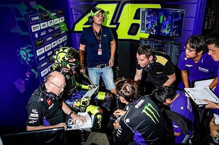 Valentino Rossi bersama timnya