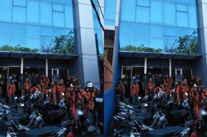 Sejumlah anggota ormas yang menggeruduk kantor leasing di Rawamangun, Jakarta Timur