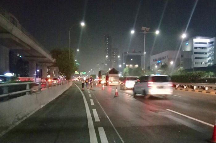 Pemeliharaan jalan di Ruas Tol Dalam Kota.  