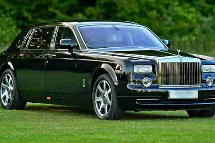 Ilustrasi Rolls Royce Phantom tahun 2011.