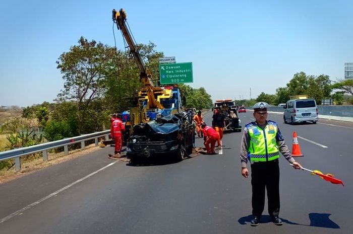 Toyota Kijang Innova hancur hingga atap gepeng di tol Jakarta-Cikampek, tiga WNA tewas