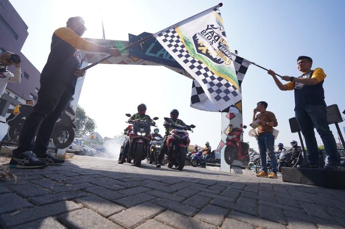 Peserta MAXI Yamaha Day 2019 bersiap memulai perjalanan menuju kawasan wisata Coban Rondo, Kota Batu, Kabupaten Malang