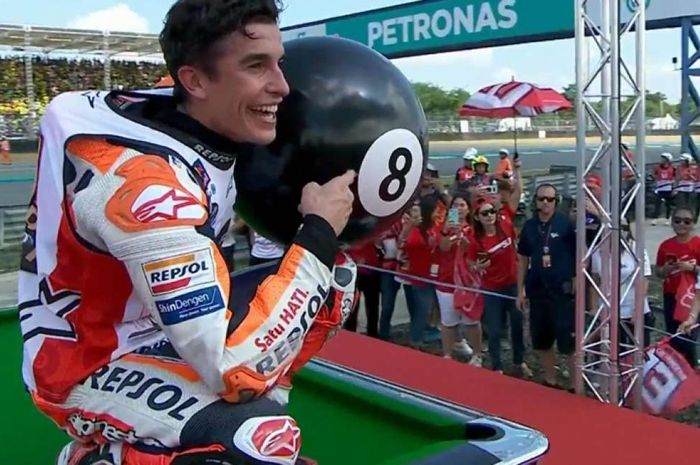 Marc Marquez selebrasi memainkan 8 pool ban biliar