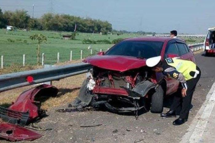 Toyota Yaris ringsek parah setelah terlibat kecelakaan di Tol Nganjuk-Madiun
