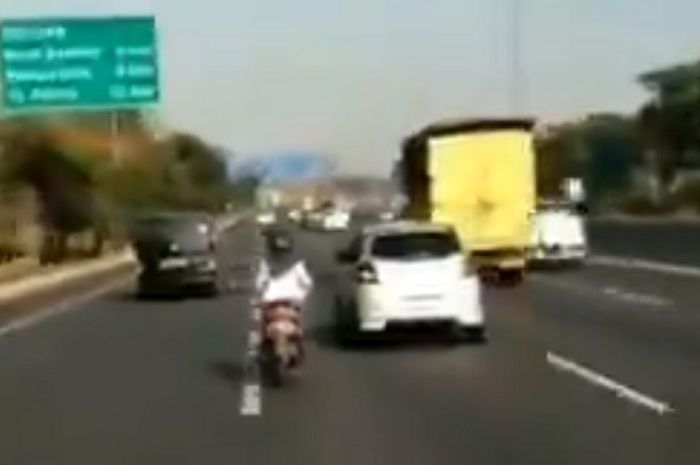 Ilustrasi Motor Masuk jalan tol