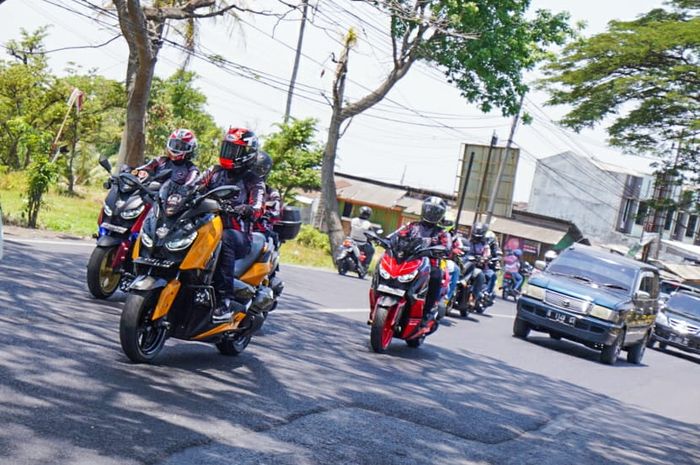 Peserta turing MAXI Yamaha Day 2019 Malang menuju titik akhir di wisata alam Coban Rondo Malang (5/10/2019)