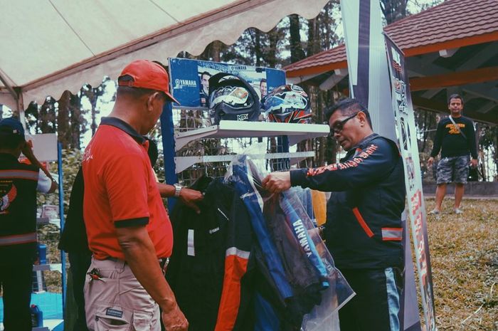 Peserta MAXI Yamaha Day Baturaden di booth apparel dan sparepart