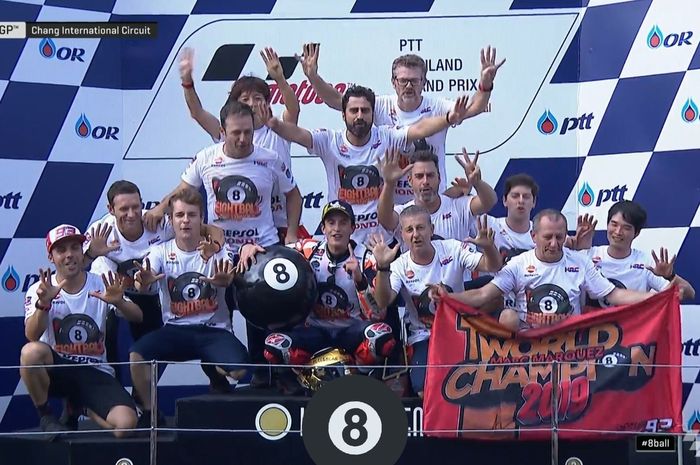 Marc Marquez dan kru Repsol Honda merayakan keberhasilan Marc Marquez menjadi juara dunia MotoGP 2019.