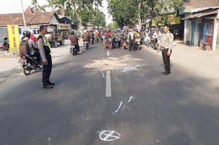 Olah TKP di lokasi meninggalnya seorang pemotor yang diduga gagal menyalip truk trailer di Jalan Raya Desa Boboh, Menganti, Gresik, Senin (7/10/2019). 