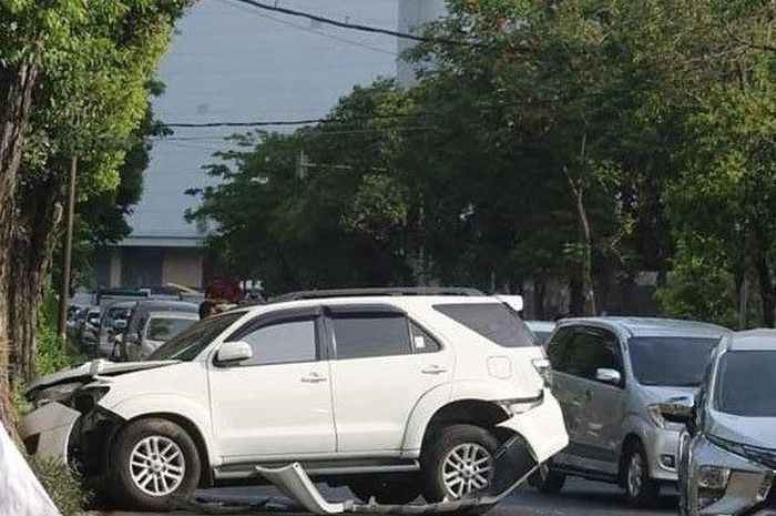 Toyota Fortuner remuk depan-belakang usai hajar pohon di Jl Kusuma Bangsa, Surabaya, Jatim