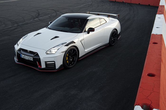 Tampak depan Nissan GT-R Nismo 2020