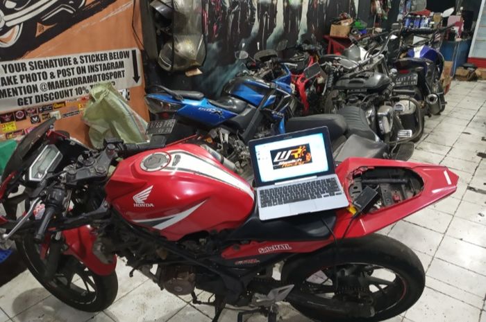 Proses remap ECU standar Honda CBR150R di bengkel Mahendra Motosport (MMS)