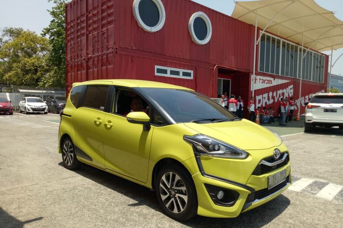 New Toyota Sienta yang dijajal oleh komunitas mobil TOSCA
