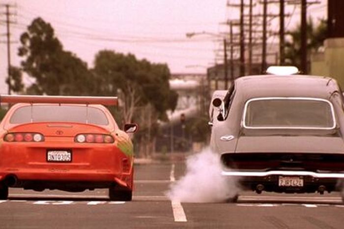 Salah satu scene terkenal di film The Fast and The Furious dimana sebuah Dodge Charger dengan roda penggerak belakang melakukan wheelie